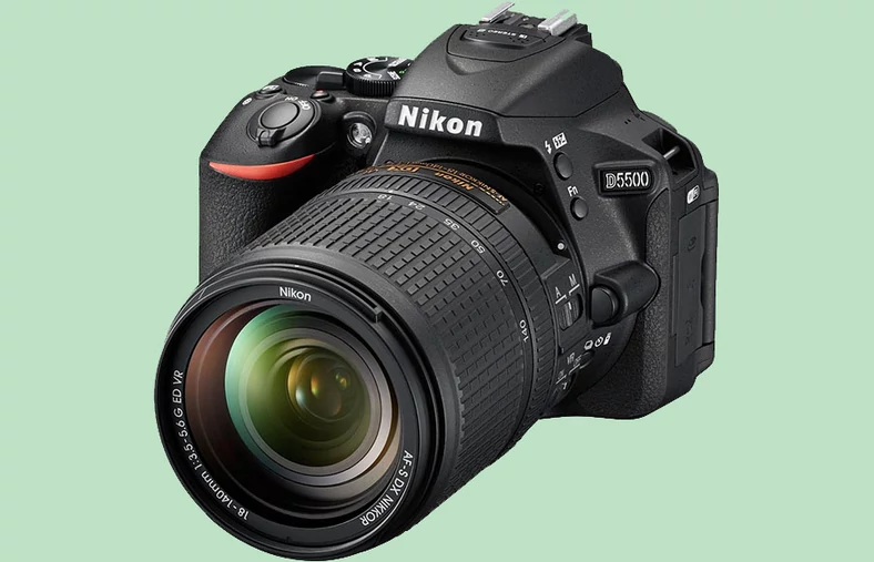 Współczesne lustrzanki rejestrują dobrej jakości filmy i miewają dotykowe ruchome monitory (jak np. Nikon D5500)