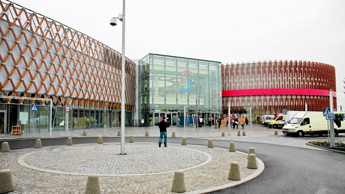 Policja zatrzymała mężczyznę, który strzelał w centrum handlowym Silesia City Center w Tesco w Katowicach. 52-letni mieszkaniec Sosnowca był pijany. Miał prawie 2 promile alkoholu w wydychanym powietrzu - podała TVN24.