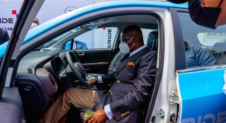 Lagos State Governor, Babajide Sanwo-Olu Inspects a CIG Motors car. The Chiense carmaker will soon set up an assembly plant in Lagos. 