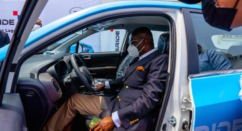 Lagos State Governor, Babajide Sanwo-Olu Inspects a CIG Motors car. The Chiense carmaker will soon set up an assembly plant in Lagos. 