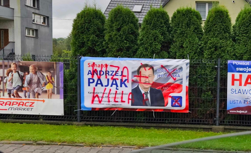 Zniszczone plakaty wyborcze PiS w Makowie Podhalańskim