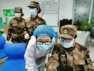 W walce z epidemią koronawirusa cywilnych pracowników medycznych wspomaga wojsko, Wuhan, Chiny, 26.01.2020