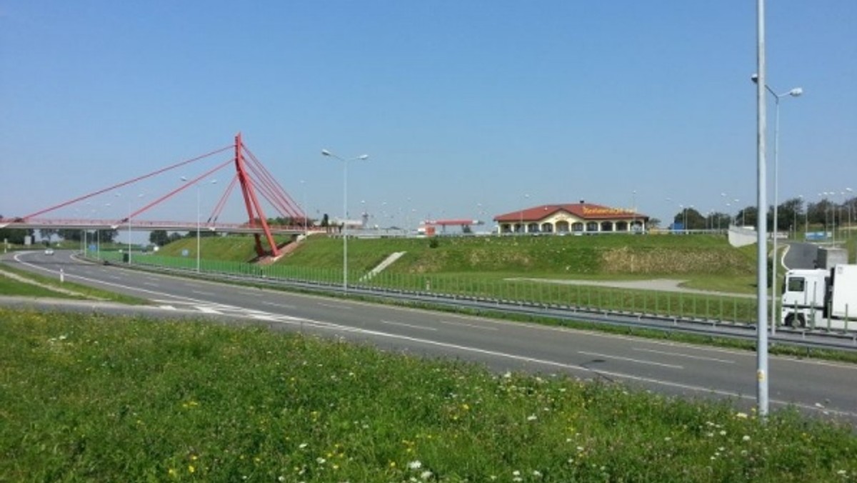 Mieszkańcy Góry Św. Anny i okolicznych wiosek z gmin Leśnica i Zdzieszowice protestują przeciwko budowie radaru meteorologicznego. Obawiają się szkodliwego promieniowania. Zebrali już kilkaset podpisów pod petycją przeciwko inwestycji - informuje "Radio Opole".