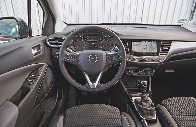 Wygodna pozycja za kierownicą. System multimedialny i niektóre przełączniki pochodzą wprost z Citroëna. 