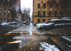 Ten mandat potrafi zaboleć. Widzisz kałużę? Lepiej zwolnij