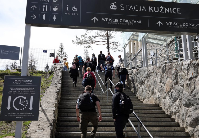 Koronawirus w Polsce: Tłumy na polskich plażach i w górach