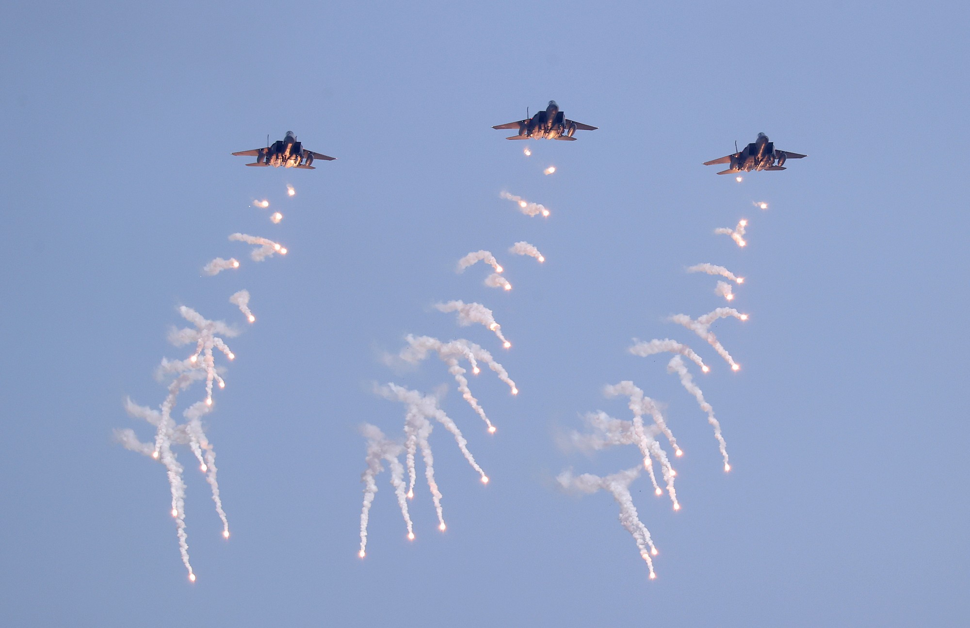 Stíhačky F-15K juhokórejských vzdušných síl zhadzujú bomby na spoločnom cvičení Soulu so Spojenými štátmi.