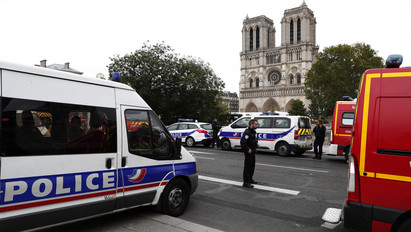 Négy rendőrt késelt halálra a kollégájuk Párizsban