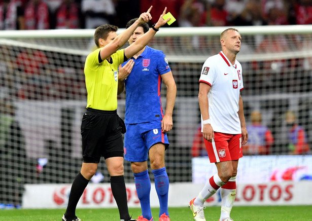 Piłkarz reprezentacji Polski Kamil Glik (P) i Harry Maguire (C) z Anglii oraz niemiecki sędzia Daniel Siebert (L) podczas meczu eliminacyjnego do mistrzostw świata 2022, na stadionie "PGE Narodowy"