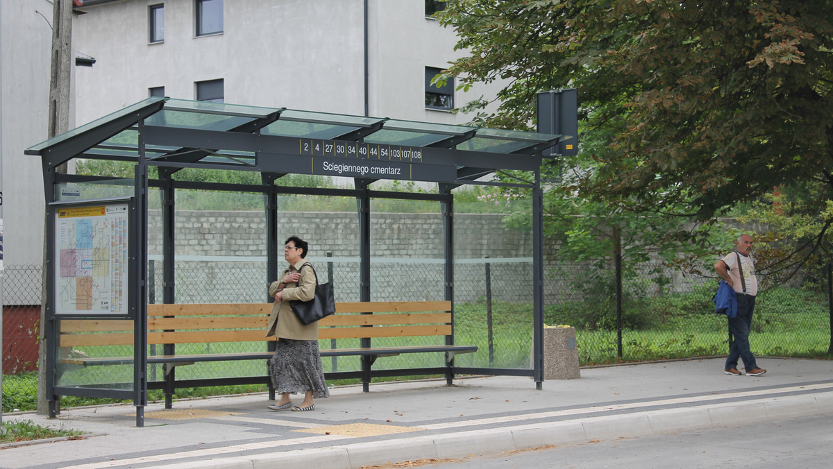 Zarząd Transportu Miejskiego w Kielcach wprowadza kolejne rozwiązanie, które jeszcze bardziej ułatwi korzystanie z miejskich autobusów. Tym razem chodzi o kody QR, którymi oznaczane są przystanki autobusowe. Dzięki temu użytkownicy smartfonów będą wiedzieć, kiedy dokładnie odjedzie ich autobus.