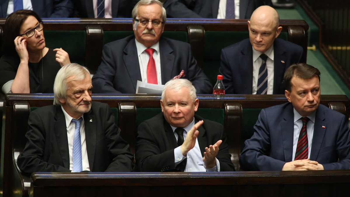 Bez kroku w tył PiS i opozycji nie uda się zakończyć protestów. Inicjatywa jest w rękach Jarosława Kaczyńskiego, który odrzucając propozycję mediacji ze strony prezydenta Andrzeja Dudy, zdecydował się grać na czas.