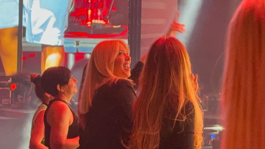 Milica Todorović igra sa sestrama