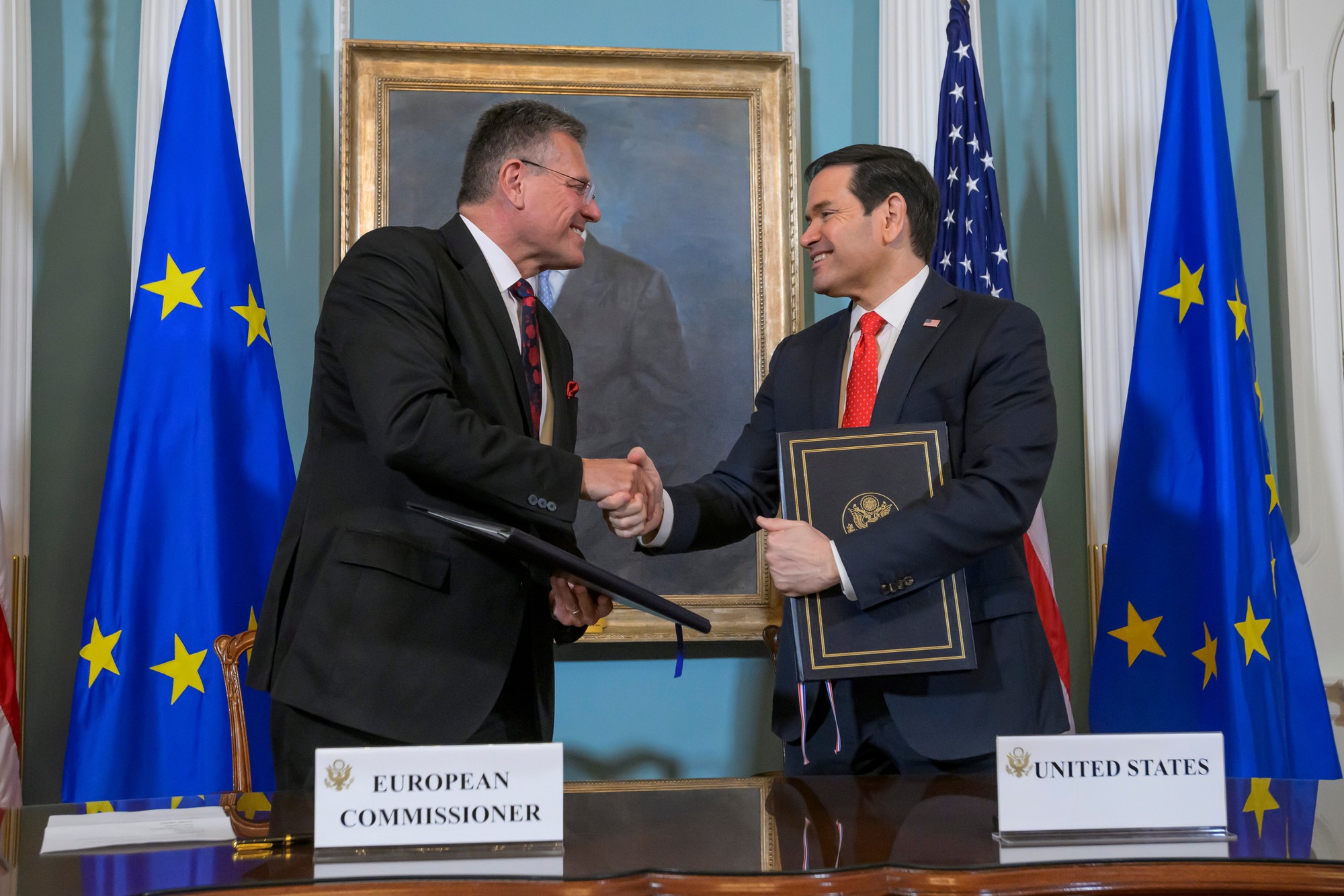 Americký minister zahraničných vecí Marco Rubio (vpravo) a eurokomisár pre obchod a ekonomickú bezpečnosť Maroš Šefčovič. 