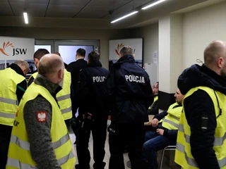 Związkowcy i policjanci w siedzibie Jastrzębskiej Spółki Węglowej. Jastrzębie Zdrój, 10 stycznia 2019 r.