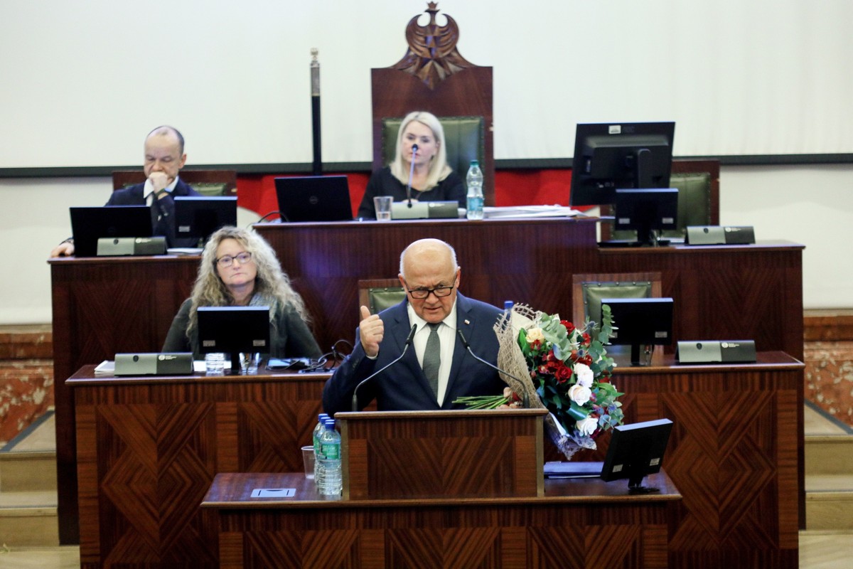 21.11.2022. Odwołany dotychczasowy przewodniczący Sejmiku Jan Kawulok (C-dół) podczas posiedzenia Sejmiku Województwa Śląskiego w gmachu Sejmu Śląskiego w Katowicach, 21 bm. W Sejmiku powstał klub radych stowarzyszenia „Tak! Dla Polski”, do którego przeszedł marszałek woj. śląskiego Jakub Chełstowski oraz troje innych dotychczasowych radnych PiS. Na nowego przewodniczącego Sejmik wybrał prof. Marka Gzika. (jm) PAP/Tomasz Wiktor