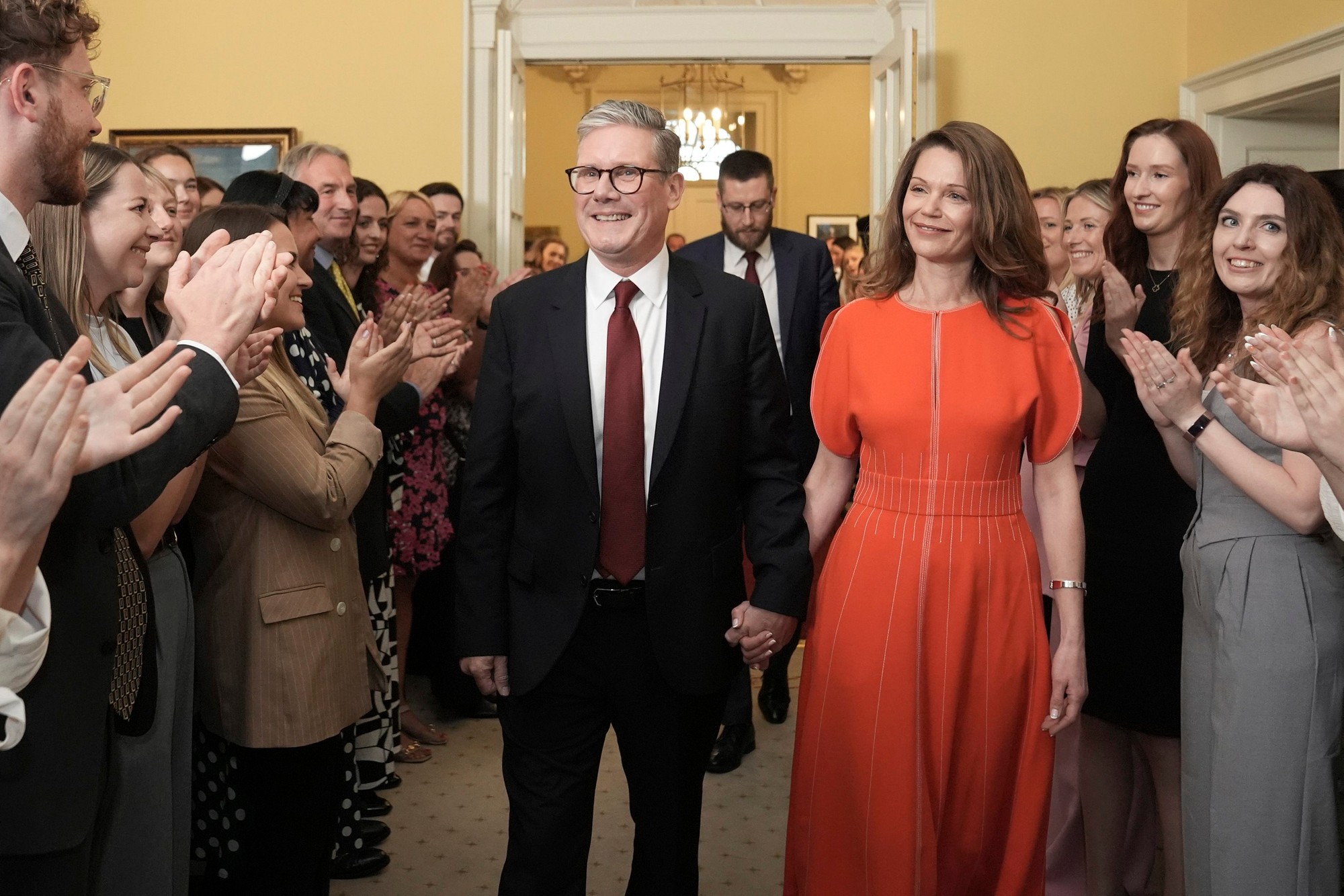 Nový britský premiér Keir Starmer s manželkou.