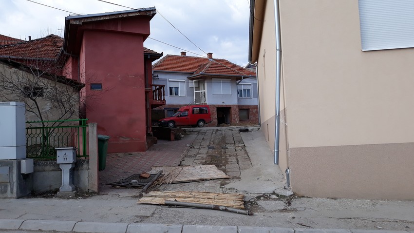  Kapija na ulazu u dvoriste pregažena bagerom