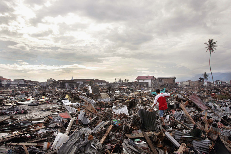 Krajobraz po tsunami w Indonezji w 2004 r.