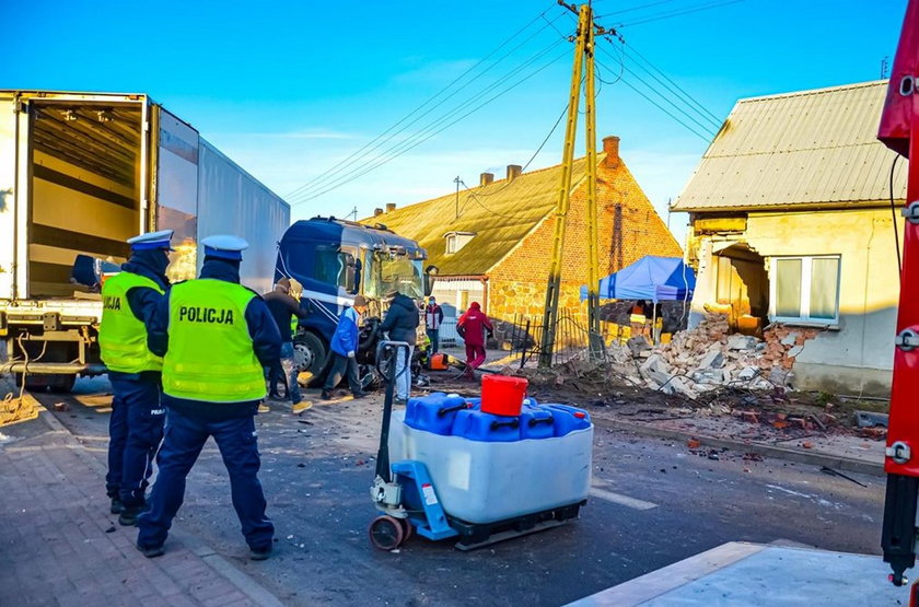 Tir wjechał w dom. Ewakuowano rodzinę