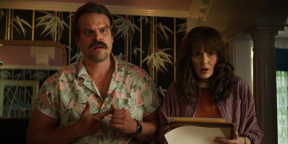 David Harbour i Winona Ryder w serialu "Stranger Things"