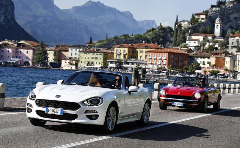 Nowy fiat 124 spider i pierwszy 124 spider z 1966 roku