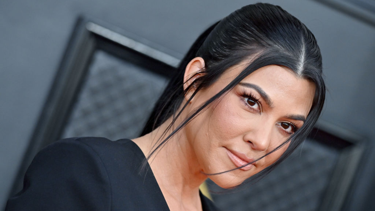 Kourtney Kardashian bevállalós szettben mutatta meg a kerekedő pocakját