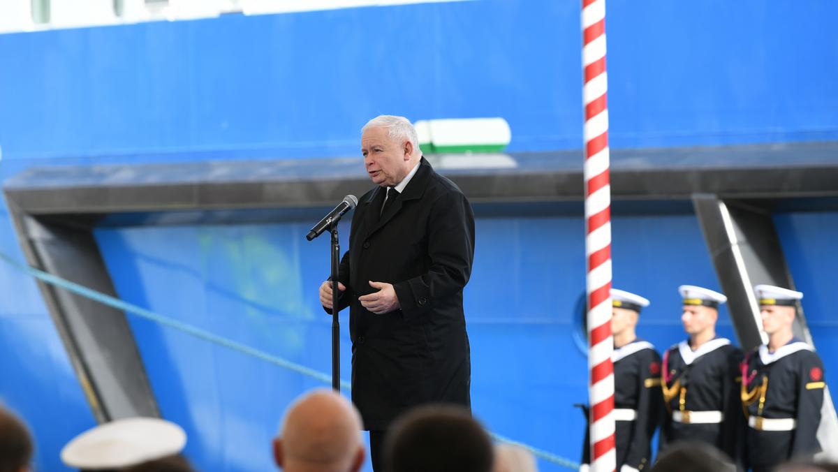 Prezes PiS Jarosław Kaczyński przemawia na otwarciu kanału żeglugowego przez Mierzeję Wiślaną