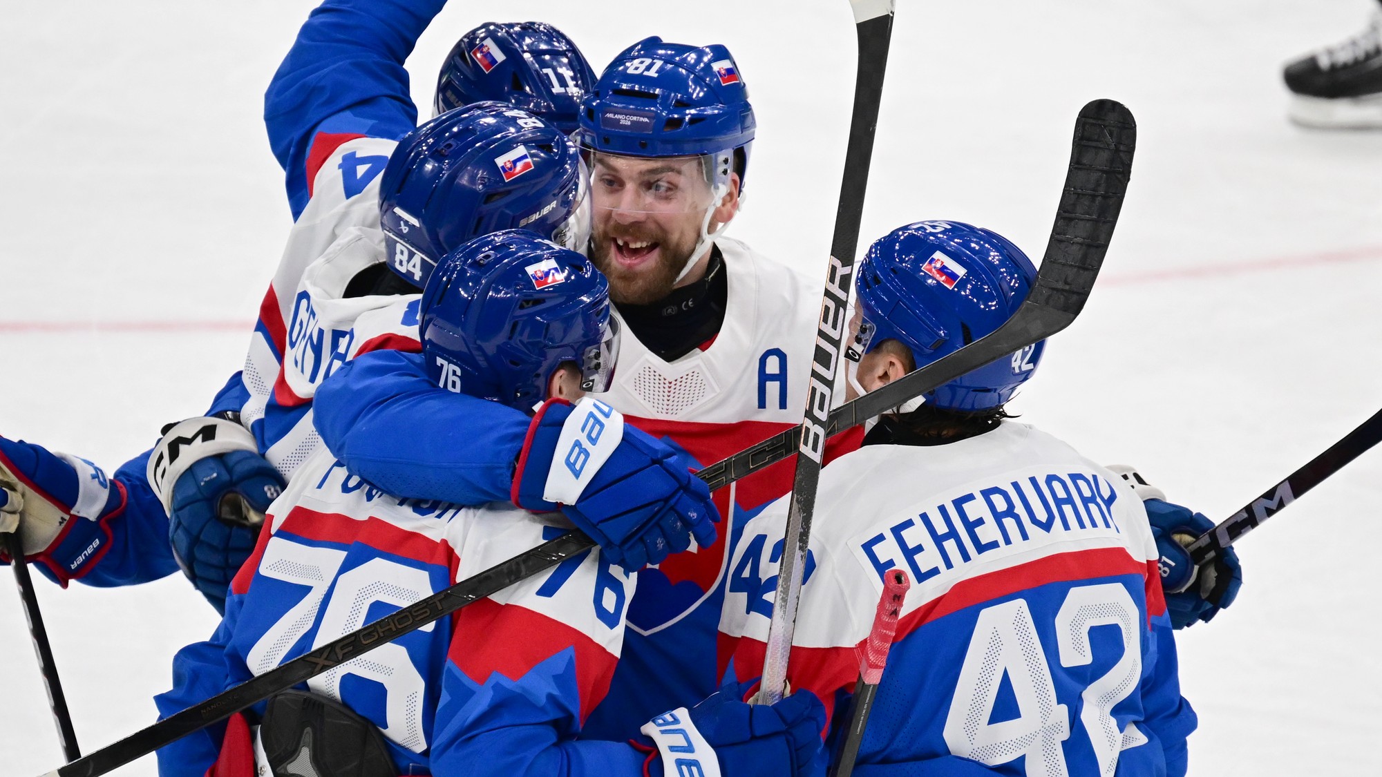 Martin Fehérváry (42), Erik Černák (81) a Martin Pospíšil (76) sa tešia z úvodného gólu, ktorý strelil Pavol Regenda (nie je vidieť).