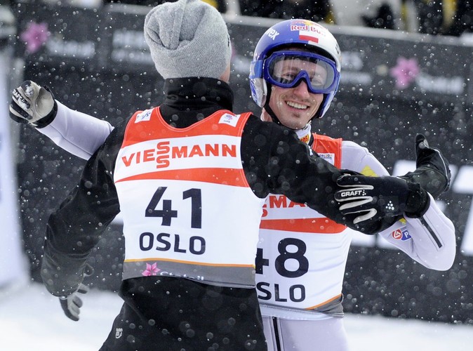 Kamil Stoch gratuluje Adamowi Małyszowi brązowego medalu