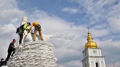 Wolontariusze zabezpieczają pomnik księżnej Olgi w Kijowie, 29 marca 2022 r.