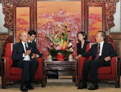 Chiny pomogą walczyć z kryzysem. Ale nie za darmo