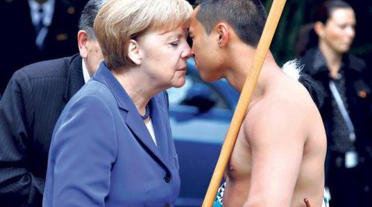 Orrpuszit kapott a maoriktól Merkel