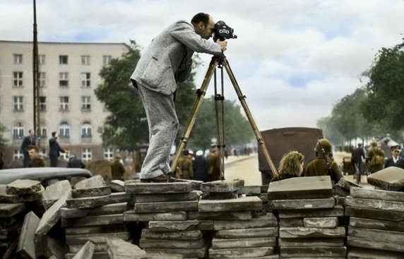 Amerykański fotograf i reżyser-dokumentalista Julien Bryan filmuje oblężenie Warszawy, stojąc na barykadzie przy ul. Filtrowej (wrzesień 1939, domena publiczna).