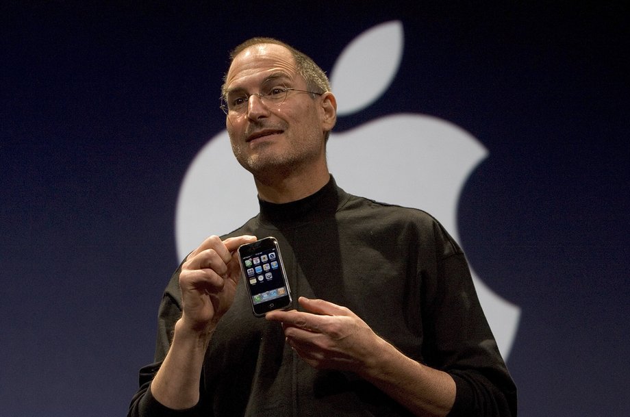 Steve Jobs prezentuje pierwszego iPhone'a