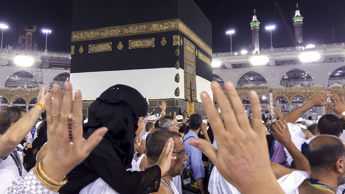 Władze Arabii Saudyjskiej tymczasowo zamknęły dziedziniec wielkiego meczetu w Mekce, na którym znajduje się Kaaba - najświętsze miejsce islamu. Ta bezprecedensowa decyzja ma związek z walką z rozprzestrzenianiem się koronawirusa, którego 150 przypadków zanotowano w krajach Zatoki Perskiej, w tym pięć w Arabii Saudyjskiej.