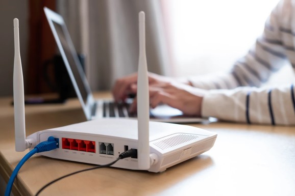 Svi se kunu u trik koji pojačava Wi-Fi signal, a evo da li zaista radi: "Stavi novčić na ruter i gledajte magiju"