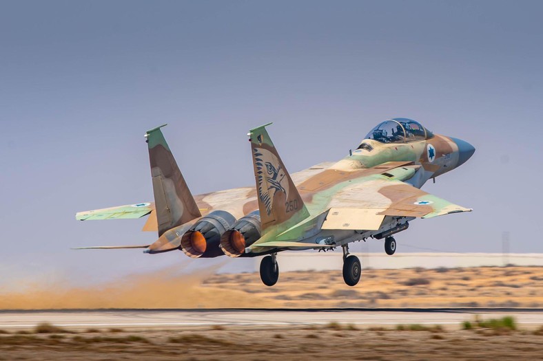 Izraelski samolot F-15. Dzięki dużemu udźwigowi maszyny te doskonale nadają się do bombardowania naziemnych celów.