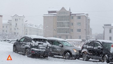 zacznie się już dziś w nocy. będzie bardzo ślisko. imgw ostrzega przed oblodzeniem dróg i chodników. gdzie sytuacja będzie najtrudniejsza? prognoza pogody 2 i 3.12