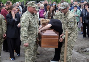 Sahrana ukrajinskog vojnika, muzičara i stiliste Artura Snitkusa (36), koji je poginuo u akciji u Donjeckoj oblasti