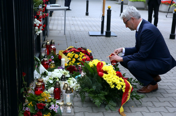 Wiceprezydent Warszawy Jacek Wojciechowicz składa kwiaty przed ambasadą Republiki Francuskiej w Warszawie.