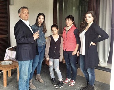 Így várták a locsolást Orbán lányai - Blikk