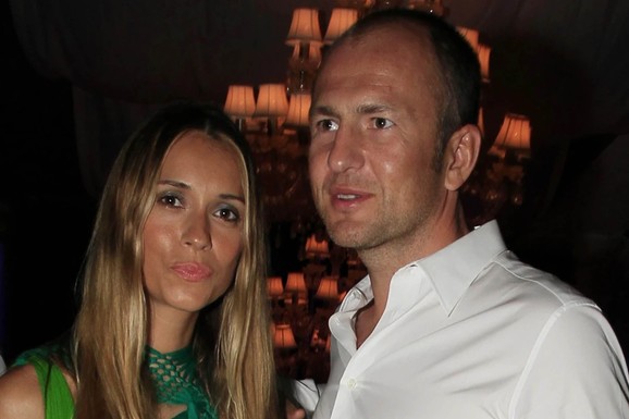 ZA SVADBU SA NAŠOM PEVAČICOM ISKEŠIRAO 3 MILIONA Oni su imali skuplje venčanje od Meline: Privatni avioni dolazili po goste, a mlada bila sva U DIJAMANTIMA