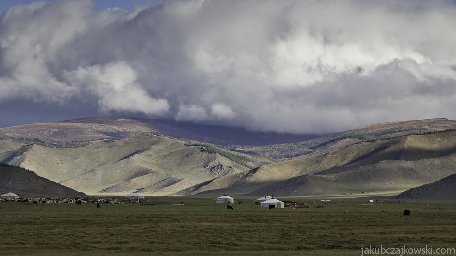 Mongolia, okolice Terkhiin Tsagaan Nuur. Jurty - to najlepsze schronienie dla ludzi żyjących w surowym, kontynentalnym klimacie.