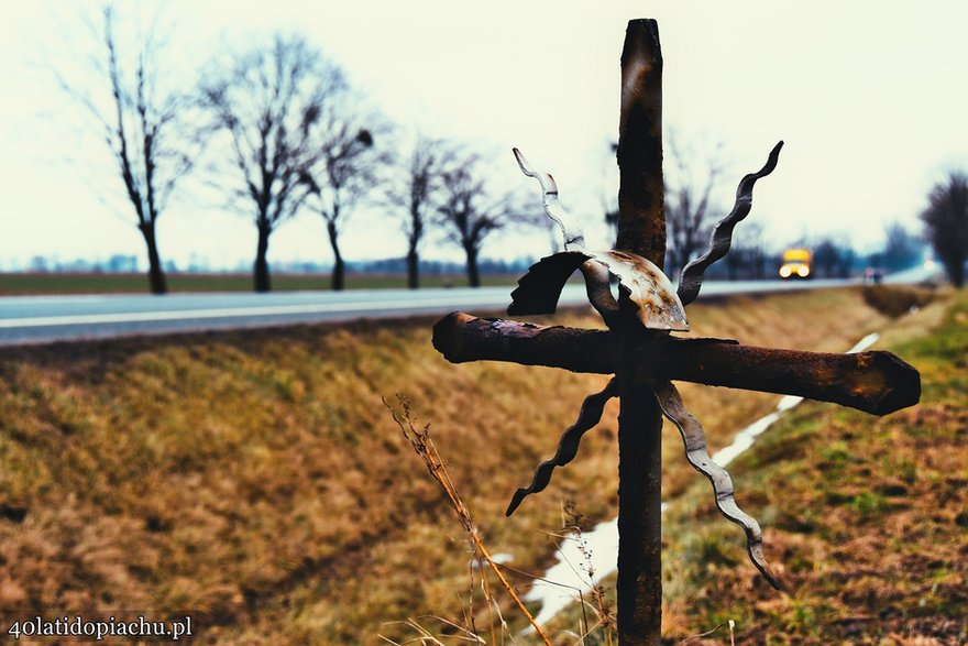 Krzyż przy drodze krajowej nr 91 Włocławek - Toruń