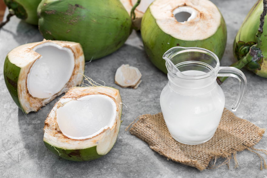 Woda kokosowa nie zawiera tłuszczu ani dodatków słodzących