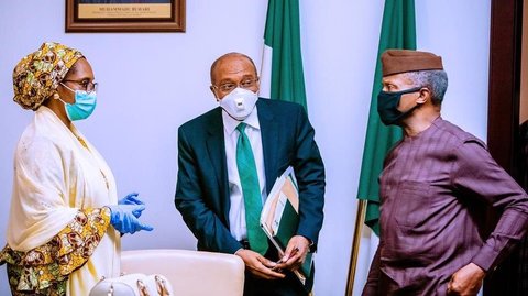 CBN Governor, Godwin Emefiele (center), Minister of Finance, Budget and National Planning, Zainab Usman (left) and Vice President Yemi Osinbajo. [Twitter/@NGRPresident]