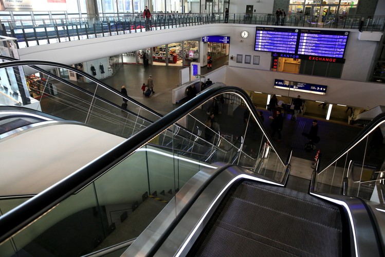 Antresola w hali głównej dworca Warszawa Centralna <br><br> (zuz) PAP/Tomasz Gzell