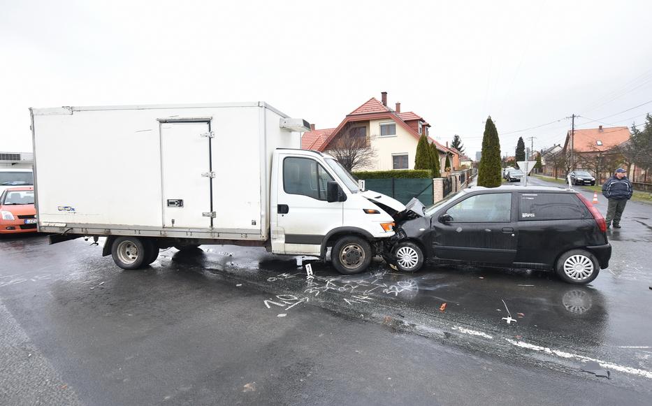 Az Iveco szabálytalanul kanyarodott a Fiat elé. Fotó: 112press.hu