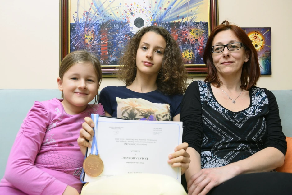 Upisala specijalno odeljenje matematičara: Tamara sa majkom i sestrom