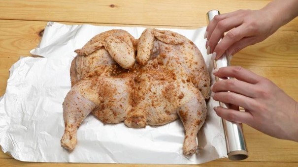 Lesklá strana fólie odráža teplo a zabezpečí šťavnaté mäso.
